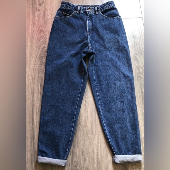 Liz wear High Waist Mom’s jeans